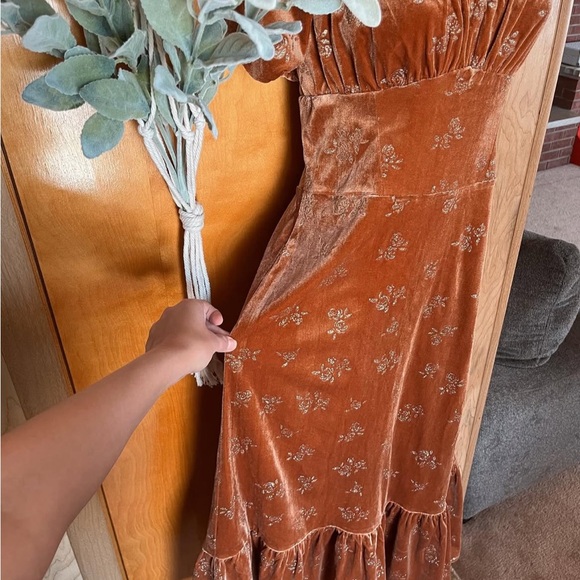 Chic Long Sleeve Floral Dress in Brown Velvet - Picture 4 of 8
